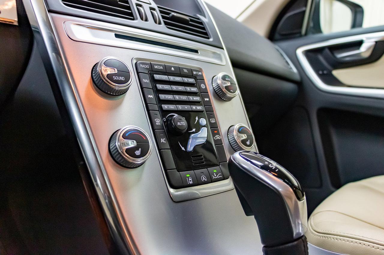 2017 Volvo XC60 AWD T6 Drive-E Premier Leather Roof Nav Red Deer AB