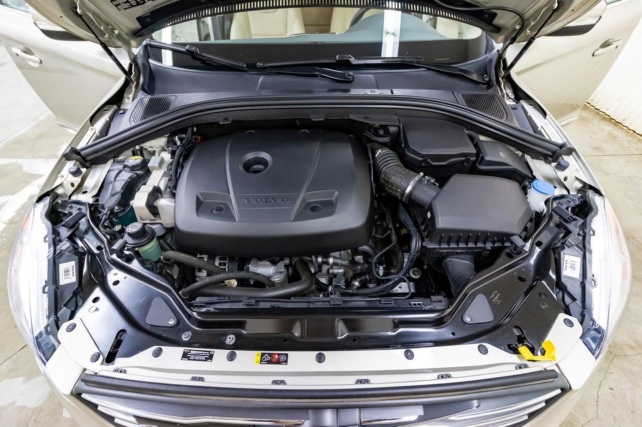 2017 Volvo XC60 AWD T6 Drive-E Premier Leather Roof Nav Red Deer AB