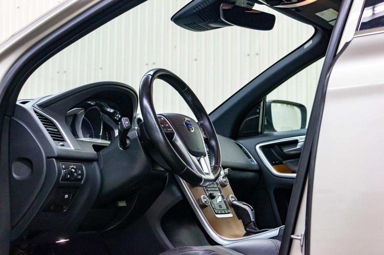 2017 Volvo XC60 AWD T6 Drive-E Premier Leather Roof Nav Red Deer AB