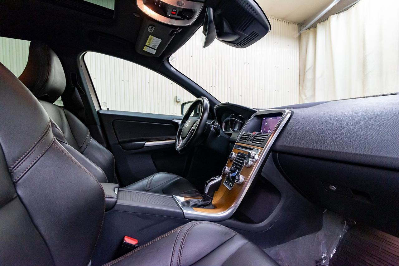 2017 Volvo XC60 AWD T6 Drive-E Premier Leather Roof Nav Red Deer AB