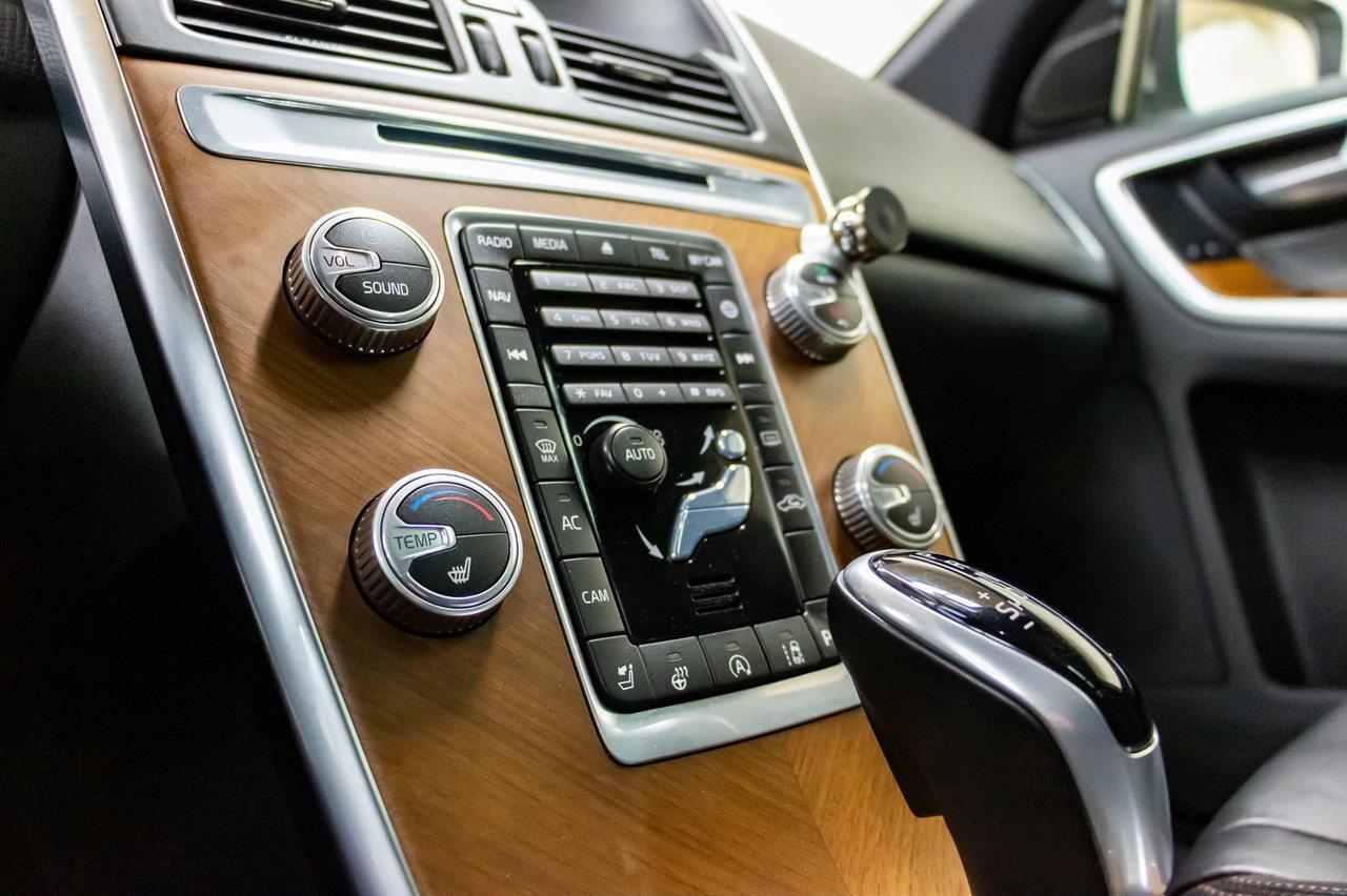 2017 Volvo XC60 AWD T6 Drive-E Premier Leather Roof Nav Red Deer AB