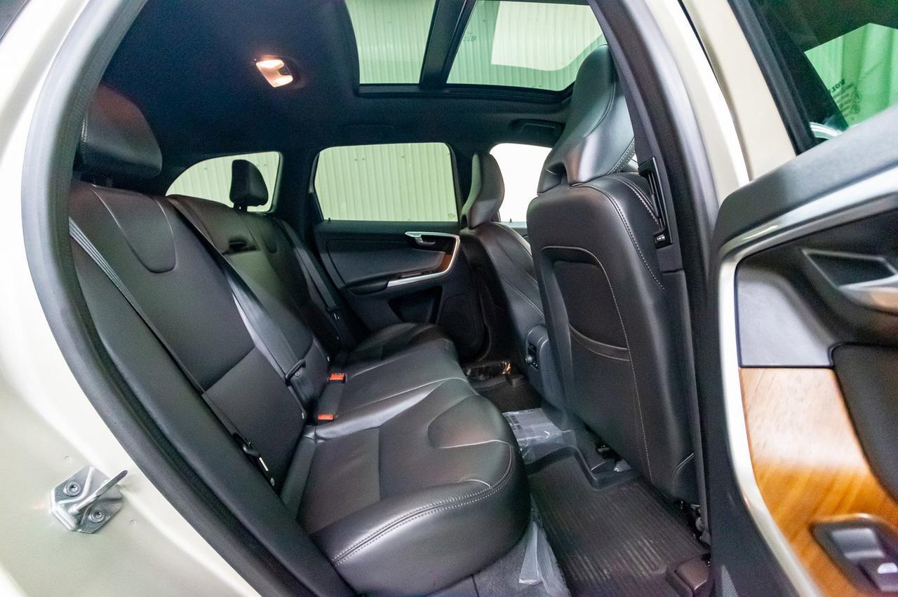 2017 Volvo XC60 AWD T6 Drive-E Premier Leather Roof Nav Red Deer AB