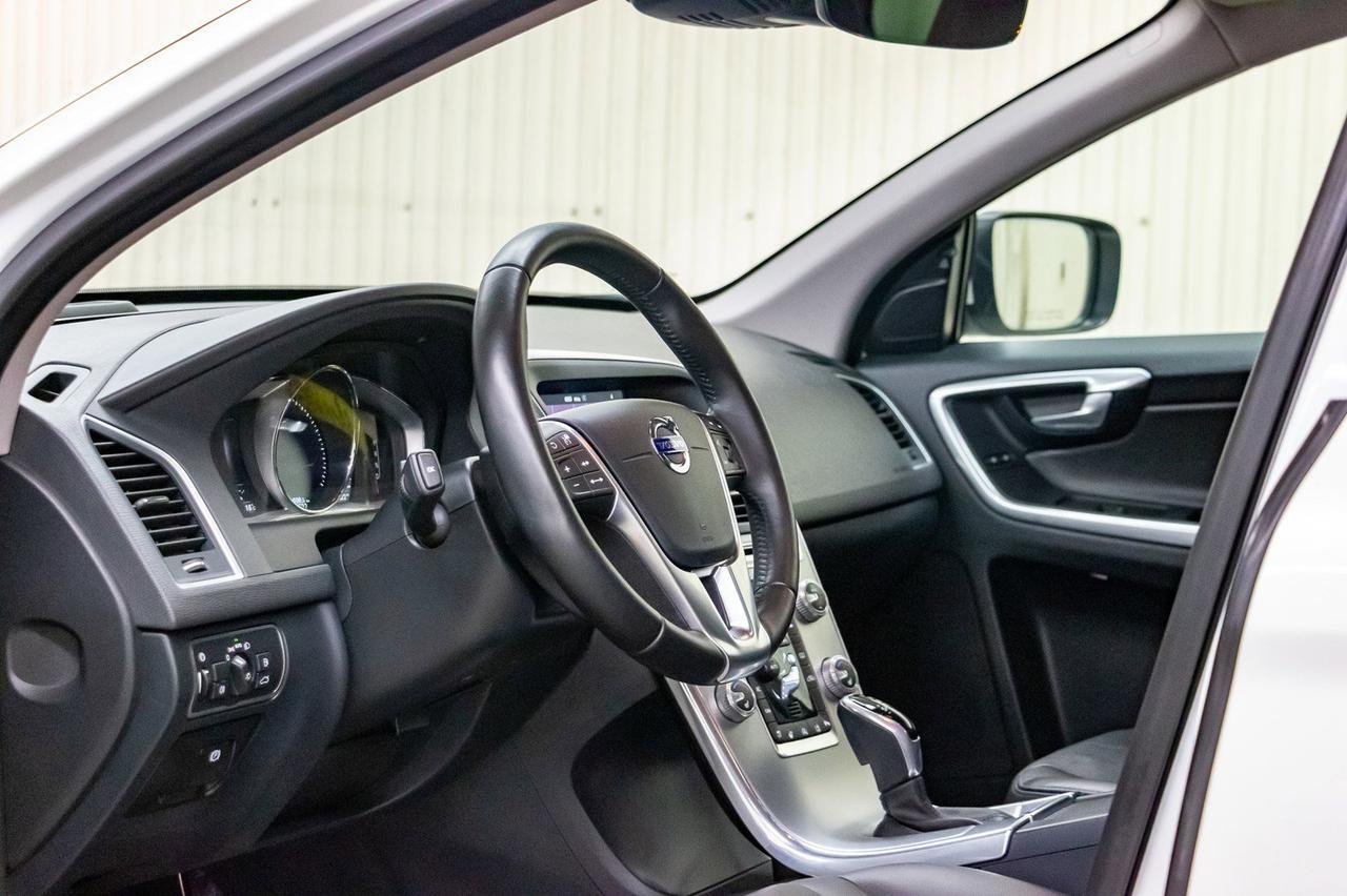 2017 Volvo XC60 AWD T6 Drive-E Premier Leather Roof Nav Red Deer AB