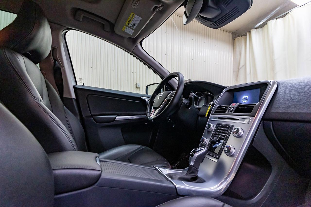 2017 Volvo XC60 AWD T6 Drive-E Premier Leather Roof Nav Red Deer AB