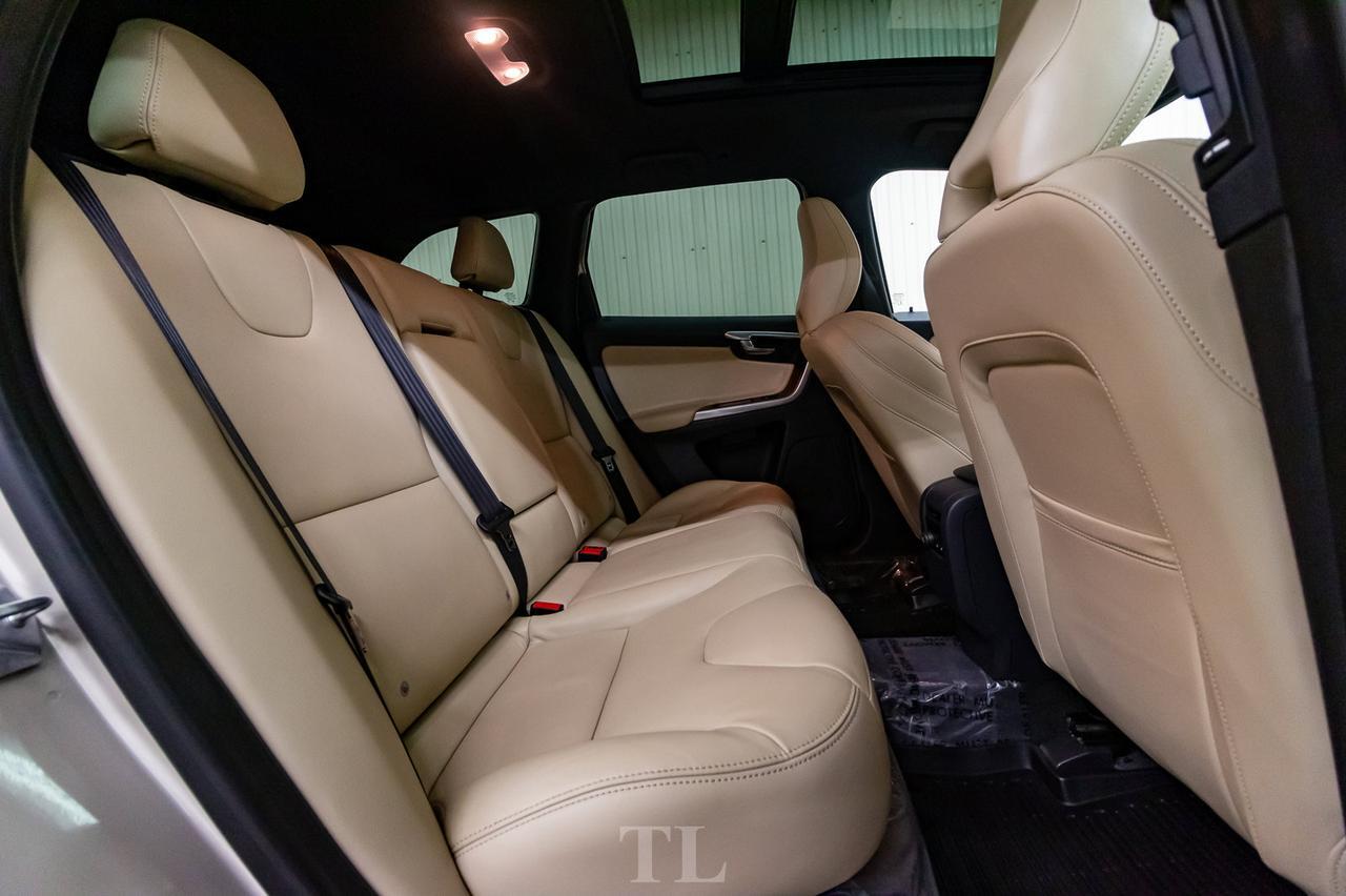 2017 Volvo XC60 AWD T6 Drive-E Premier Leather Roof Nav Red Deer AB