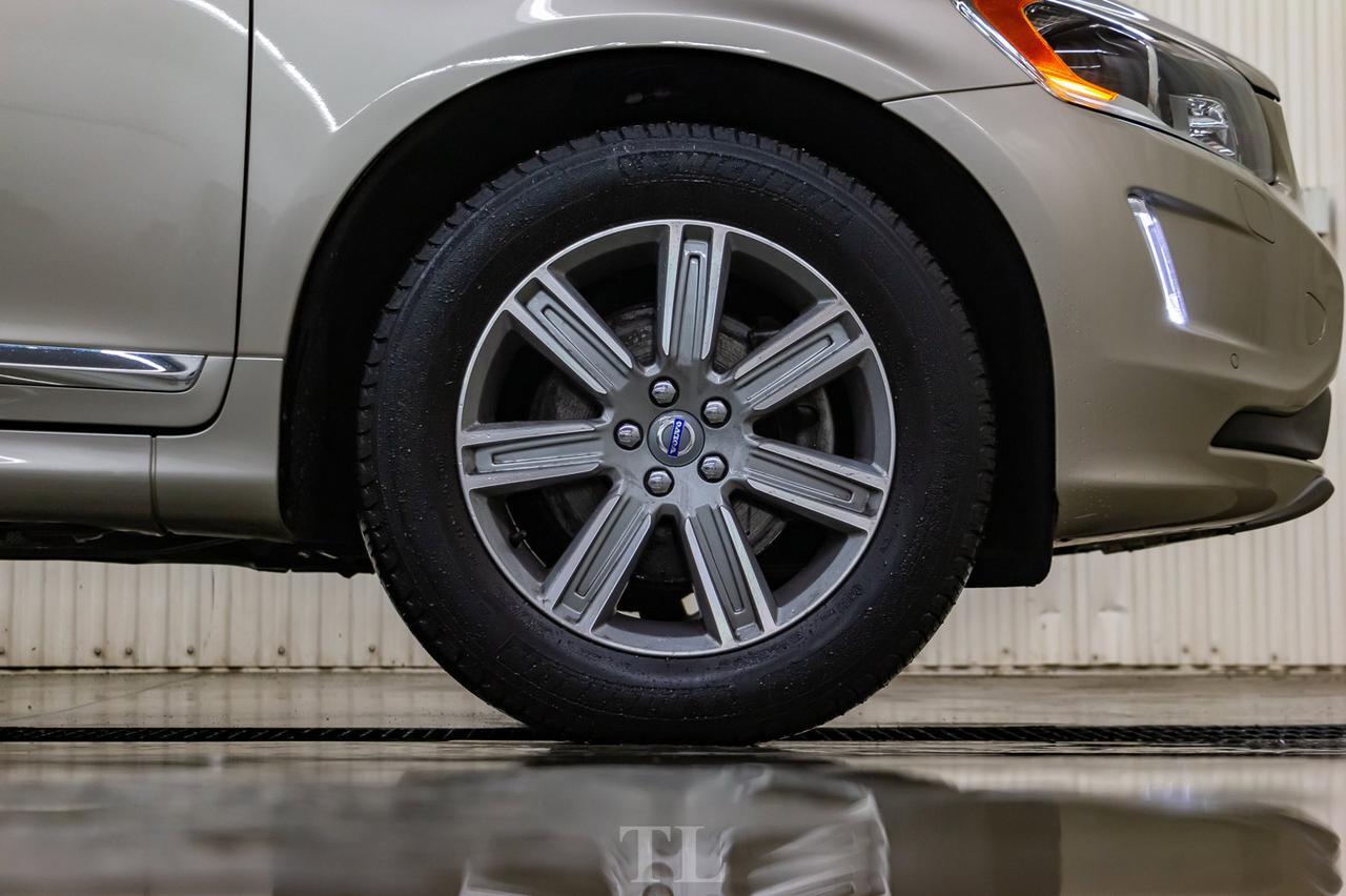 2017 Volvo XC60 AWD T6 Drive-E Premier Leather Roof Nav Red Deer AB