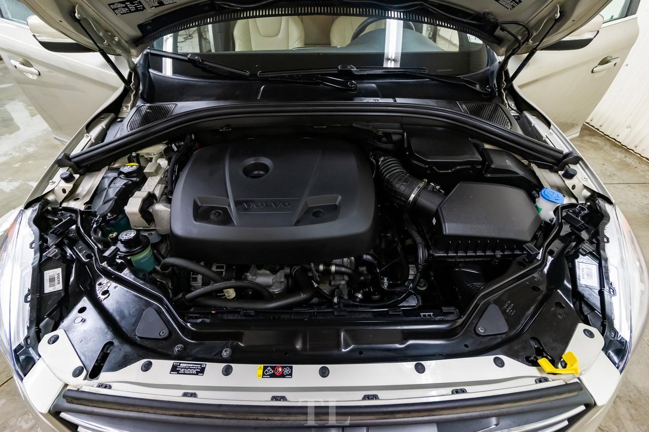 2017 Volvo XC60 AWD T6 Drive-E Premier Leather Roof Nav Red Deer AB