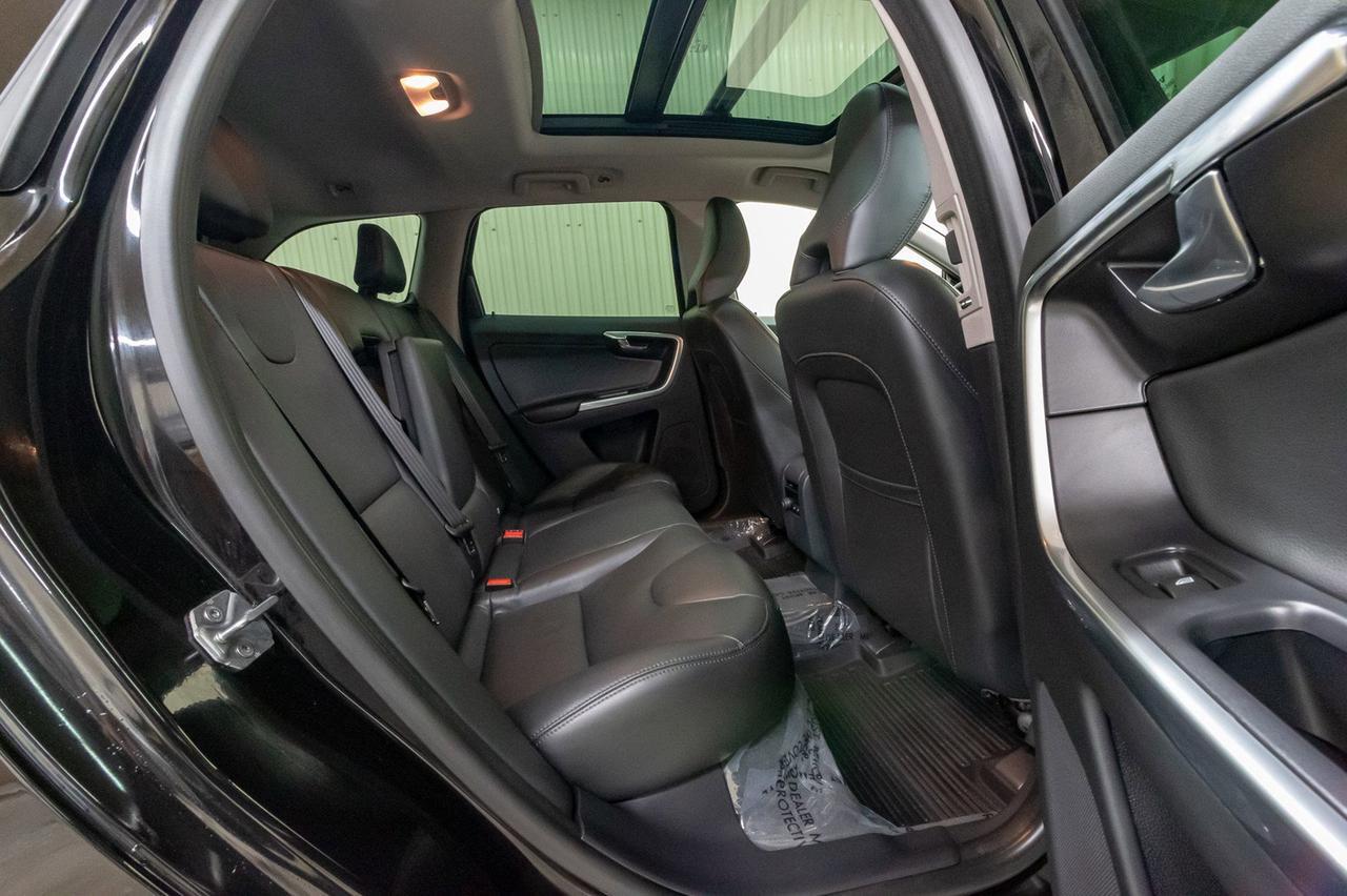 2017 Volvo XC60 AWD T6 Premier Leather Roof Nav Red Deer AB