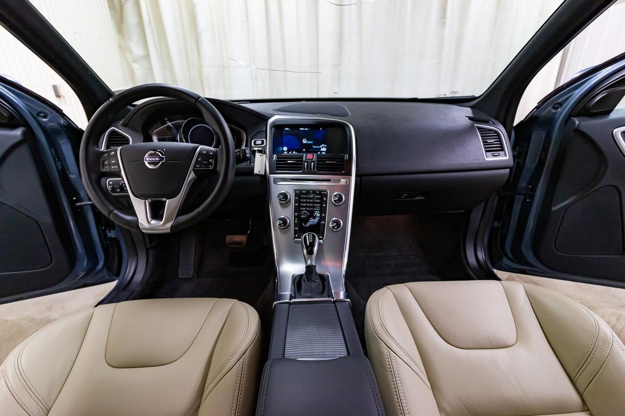 2017 Volvo XC60 T6 Drive-E Premier Leather Roof Nav Red Deer AB