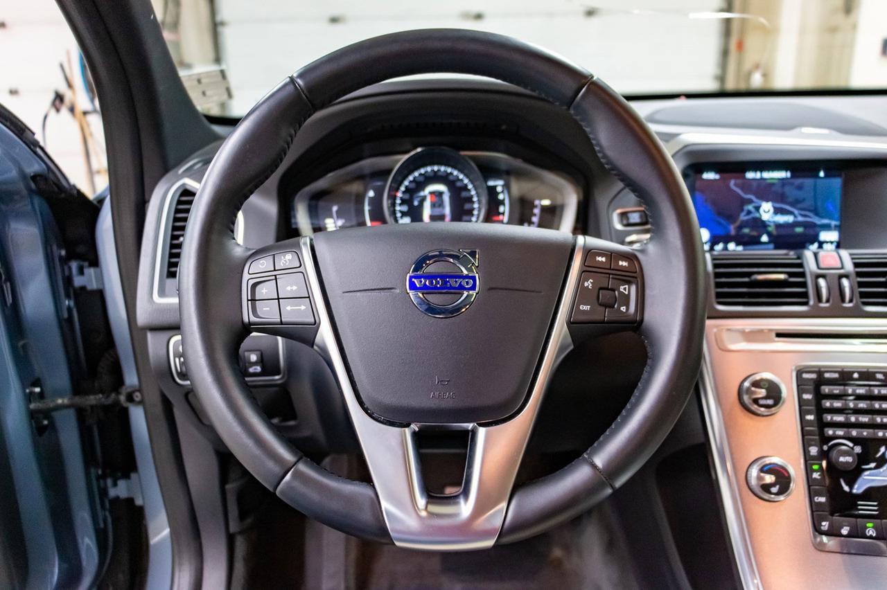 2017 Volvo XC60 T6 Drive-E Premier Leather Roof Nav Red Deer AB