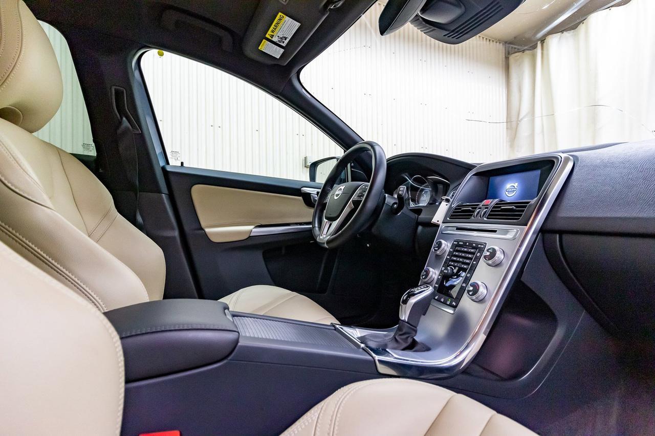 2017 Volvo XC60 T6 Drive-E Premier Leather Roof Nav Red Deer AB