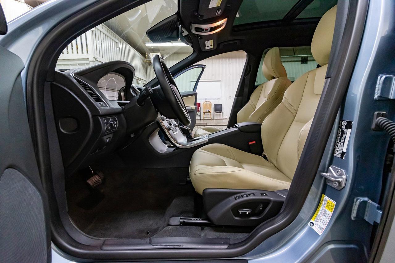 2017 Volvo XC60 T6 Drive-E Premier Leather Roof Nav Red Deer AB