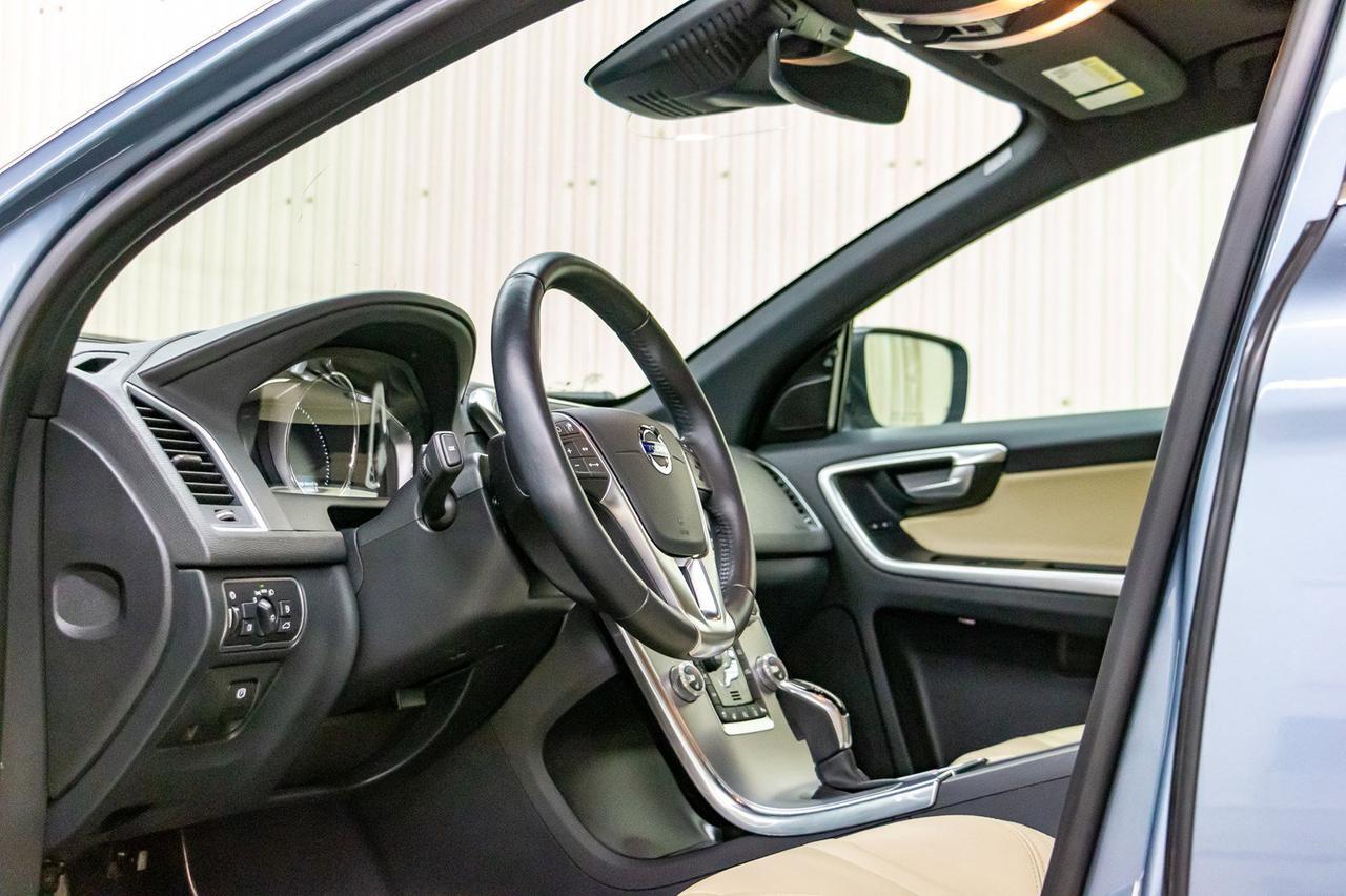 2017 Volvo XC60 T6 Drive-E Premier Leather Roof Nav Red Deer AB