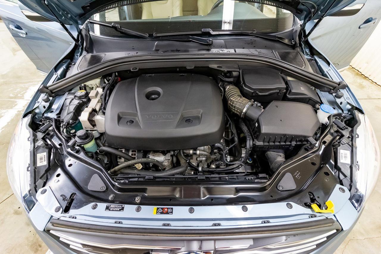 2017 Volvo XC60 T6 Drive-E Premier Leather Roof Nav Red Deer AB