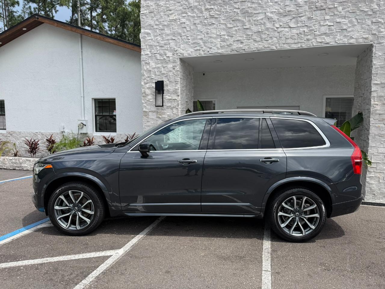 2017 Volvo XC90 T6 AWD 7-Passenger Momentum