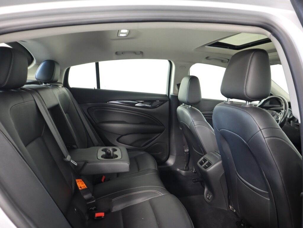 2018 Buick Regal Sportback Essence w/Moonroof Maumee OH