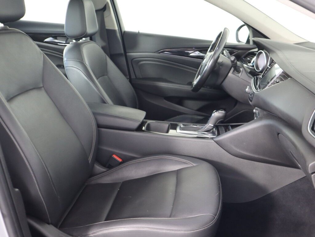 2018 Buick Regal Sportback Essence w/Moonroof Maumee OH