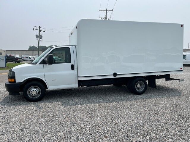 2018 Chevrolet Express Commercial Cutaway 3500 15' Box Truck