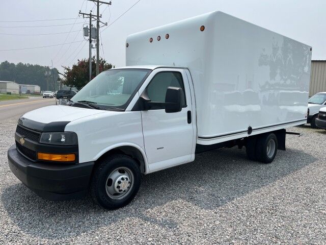 2018 Chevrolet Express Commercial Cutaway 3500 15' Box Truck