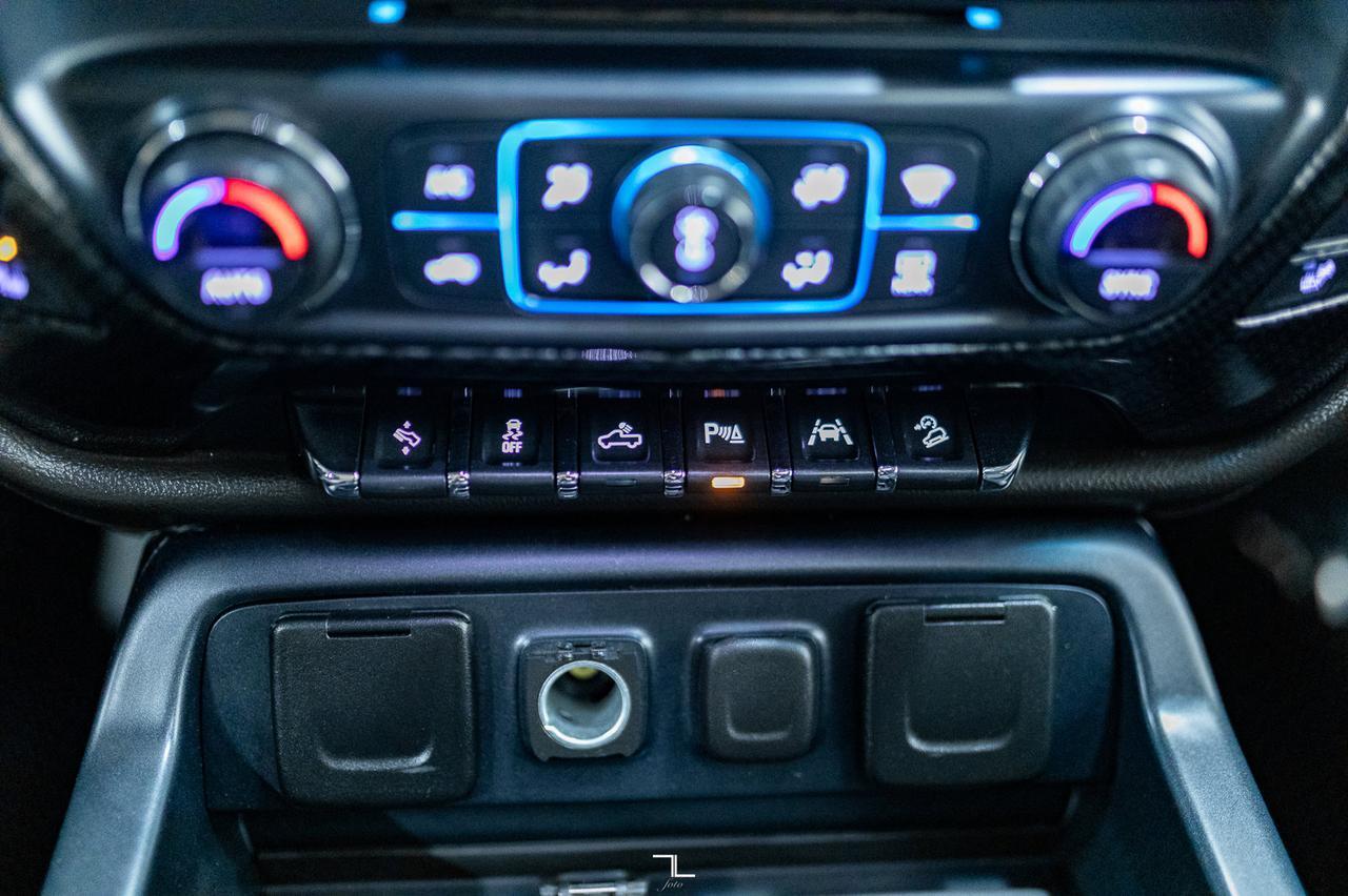 2018 Chevrolet Silverado 1500 4x4 Crew Cab LTZ Z71 GFX Leather Roof Red Deer AB