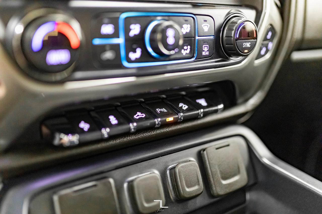 2018 Chevrolet Silverado 2500HD 4x4 Crew Cab LTZ Z71 Diesel Leather Roof Nav Red Deer AB