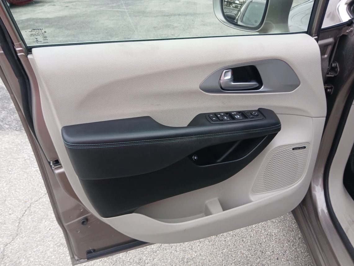 2018 Chrysler Pacifica Hybrid Limited Minivan 4D Maitland FL