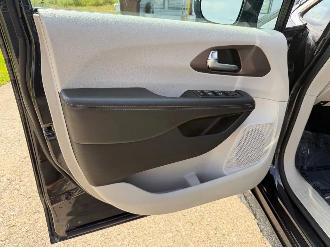 2018 Chrysler Pacifica Touring L Plus Minivan 4D Cincinnati OH