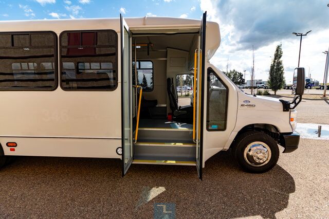 2018 Ford E-450 Cutaway Bus 7 Passenger Wheelchair Lift Red Deer AB