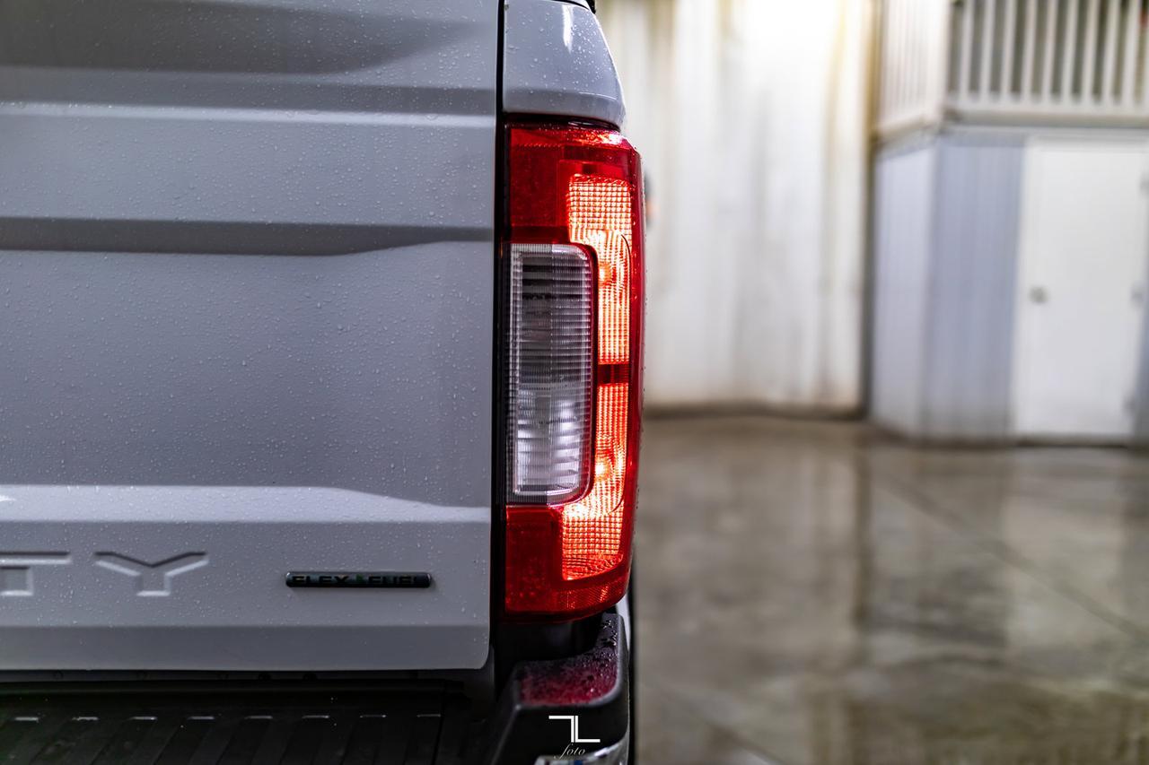 2018 Ford F-250 4x4 Reg Cab XLT FX4 Longbox BCam Red Deer AB