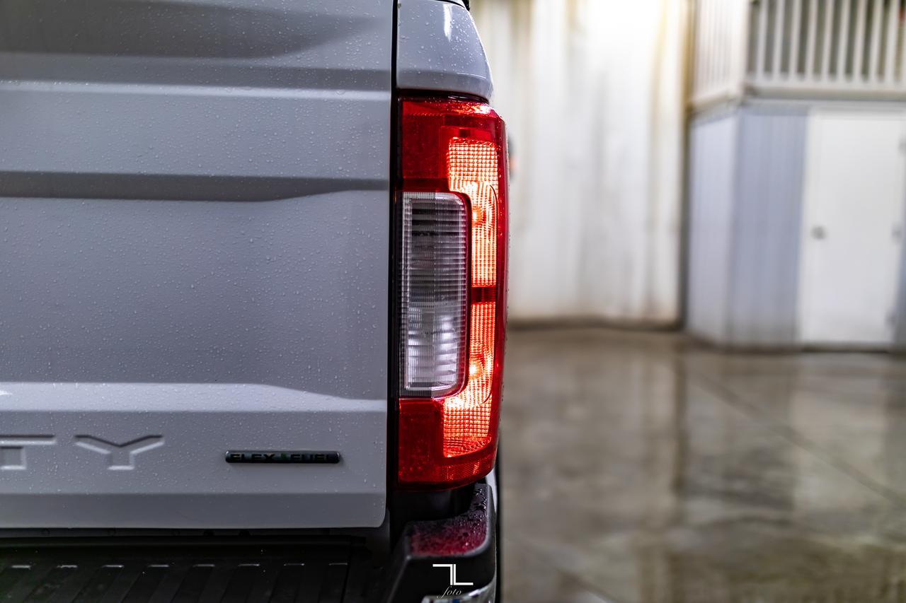 2018 Ford F-250 4x4 Reg Cab XLT FX4 Longbox BCam Red Deer AB