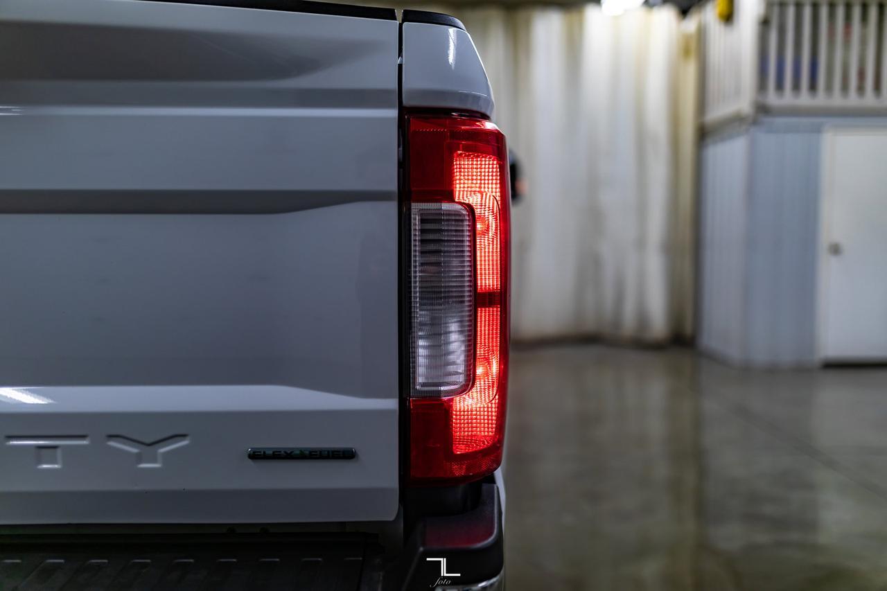 2018 Ford F-250 4x4 Reg Cab XLT FX4 Longbox BCam Red Deer AB