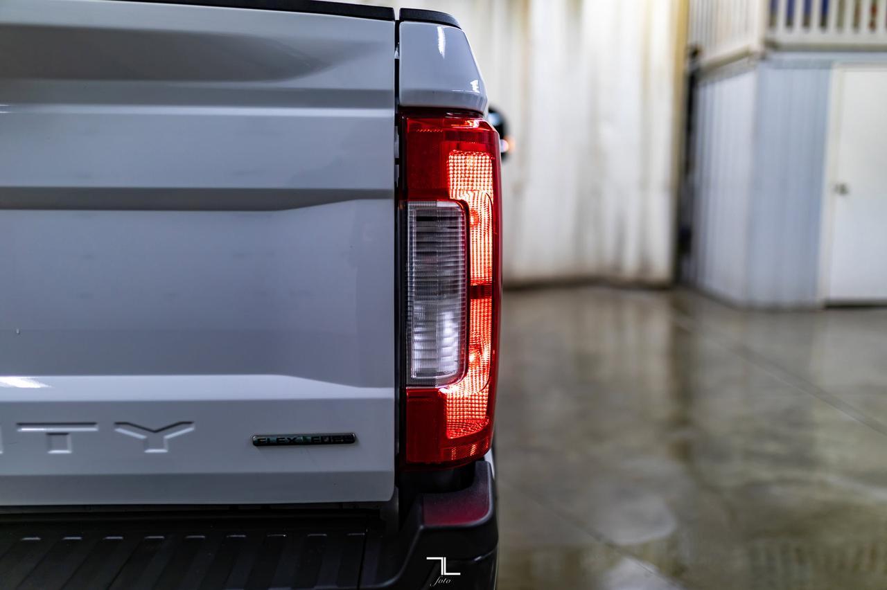 2018 Ford F-350 4x2 Reg Cab XL Longbox BCam Red Deer AB