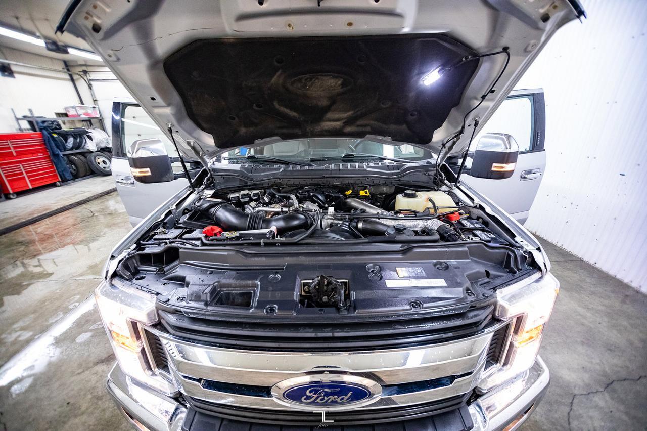 2018 Ford F-350 4x4 Crew Cab XLT FX4 Diesel Nav Roof BCam Red Deer AB