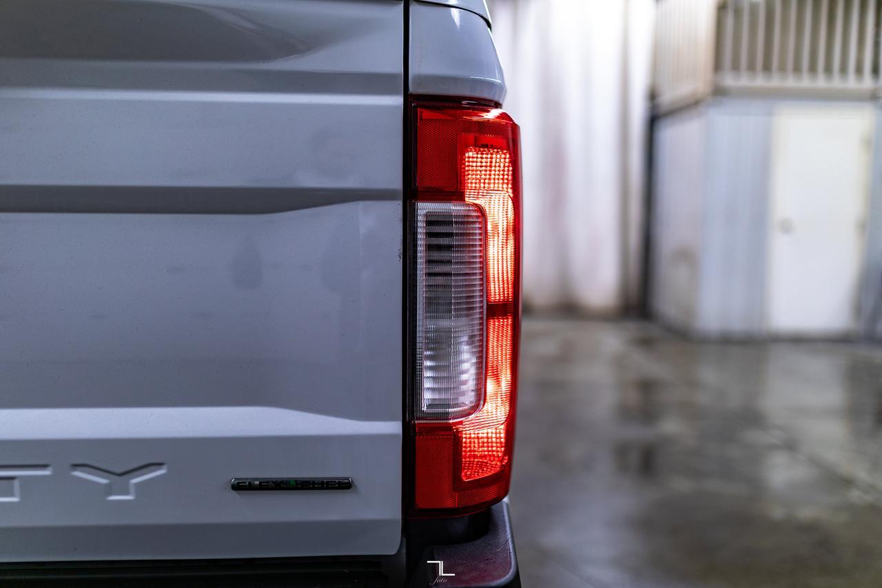 2018 Ford F-350 4x4 Crew Cab XLT FX4 Longbox PSeat BCam Red Deer AB