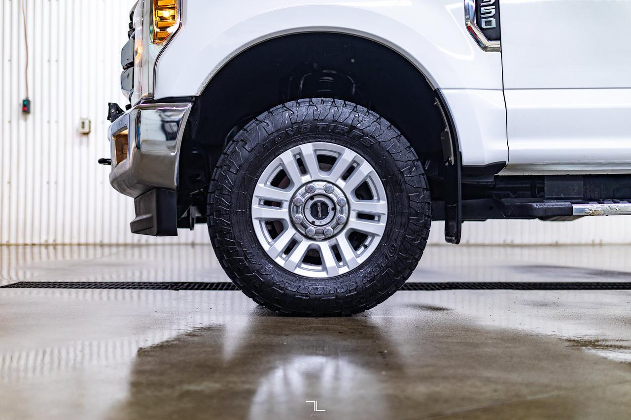 2018 Ford F-350 4x4 Crew Cab XLT FX4 Longbox PSeat BCam Red Deer AB