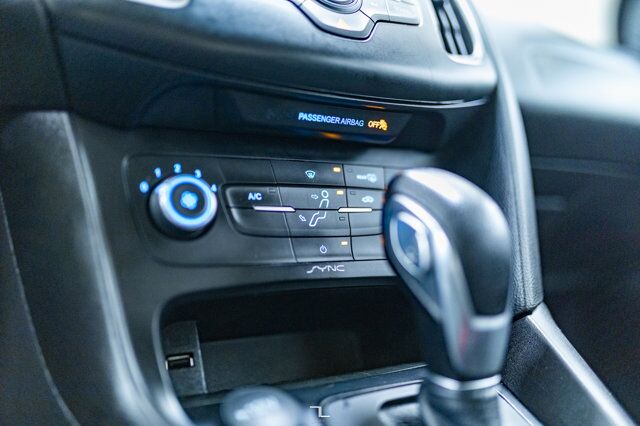 2018 Ford Focus SE Hatchback BCam Red Deer AB