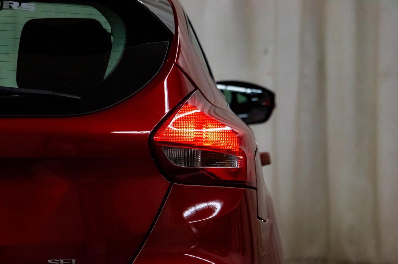 2018 Ford Focus SEL Htachback Nav Roof BCam Red Deer AB