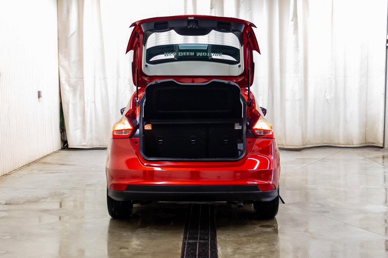 2018 Ford Focus SEL Htachback Nav Roof BCam Red Deer AB