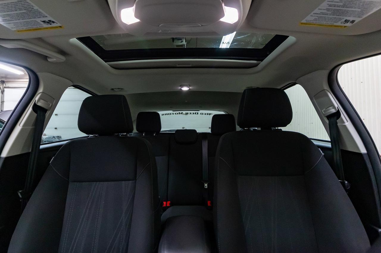 2018 Ford Focus SEL Htachback Nav Roof BCam Red Deer AB