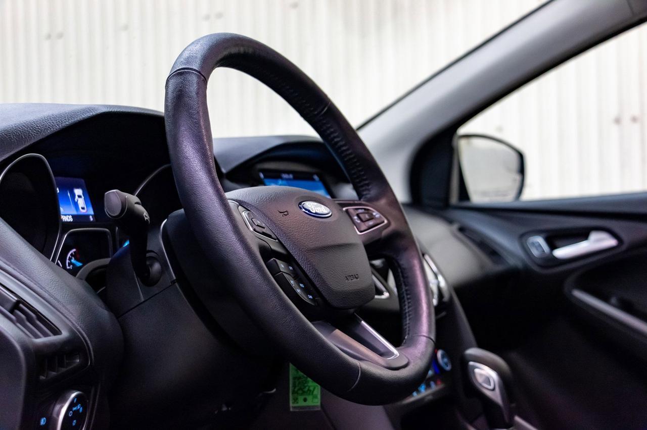 2018 Ford Focus SEL Htachback Nav Roof BCam Red Deer AB