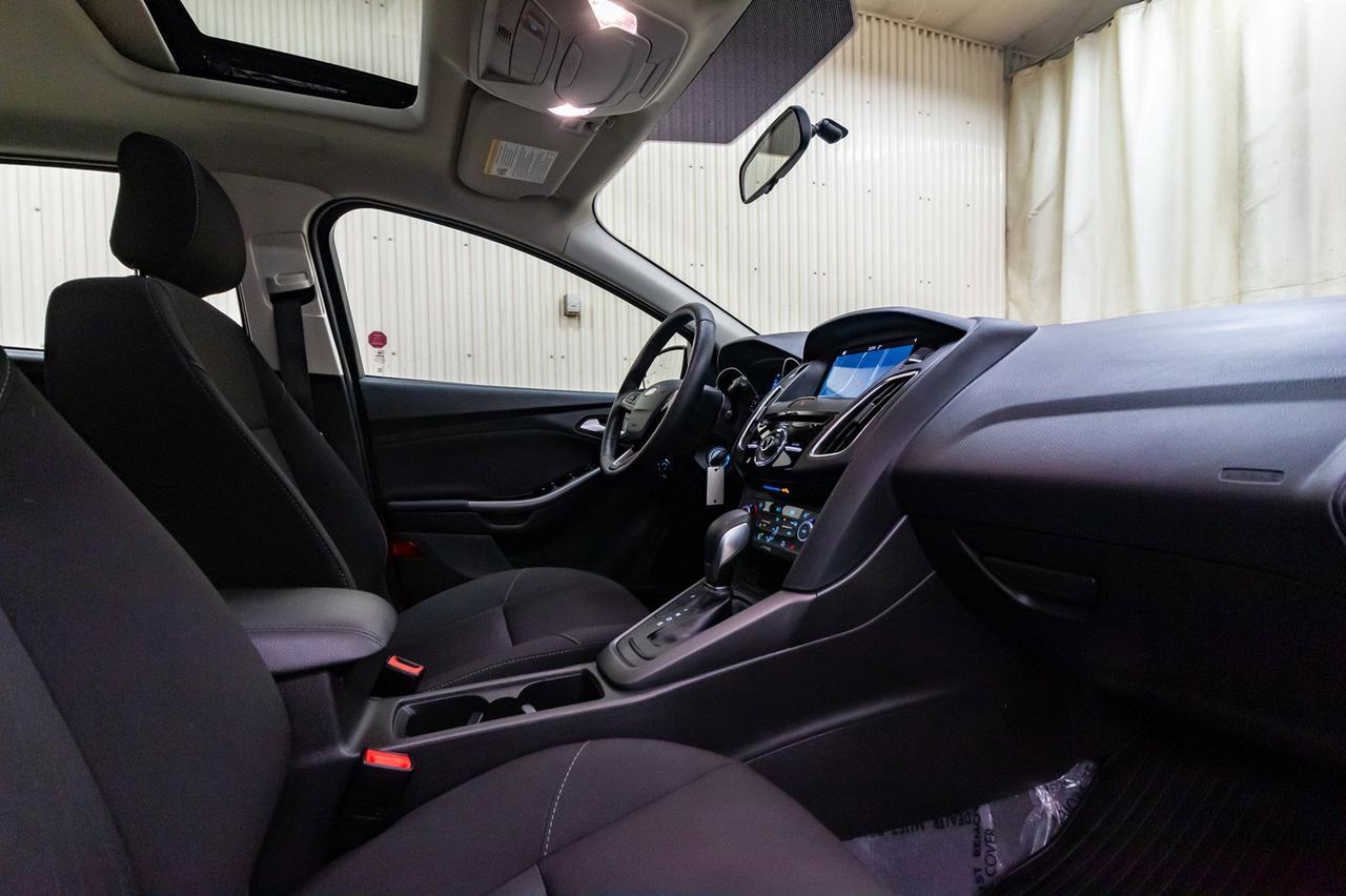 2018 Ford Focus SEL Htachback Nav Roof BCam Red Deer AB