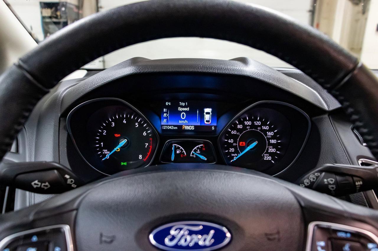 2018 Ford Focus SEL Htachback Nav Roof BCam Red Deer AB