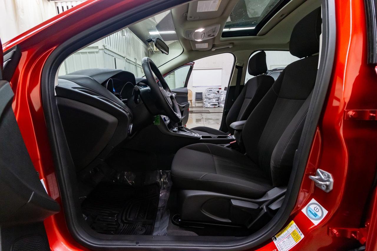 2018 Ford Focus SEL Htachback Nav Roof BCam Red Deer AB