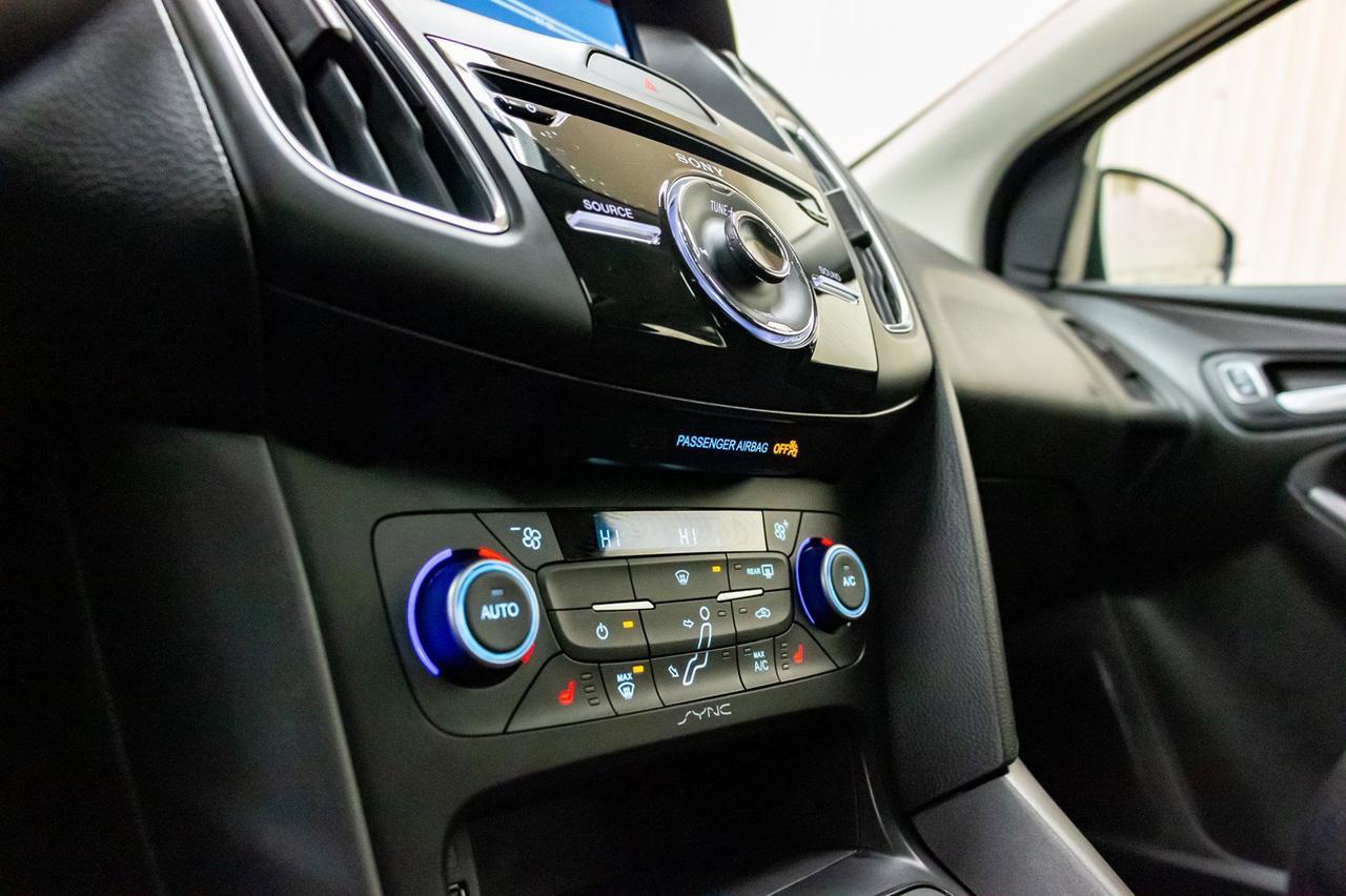 2018 Ford Focus SEL Htachback Nav Roof BCam Red Deer AB