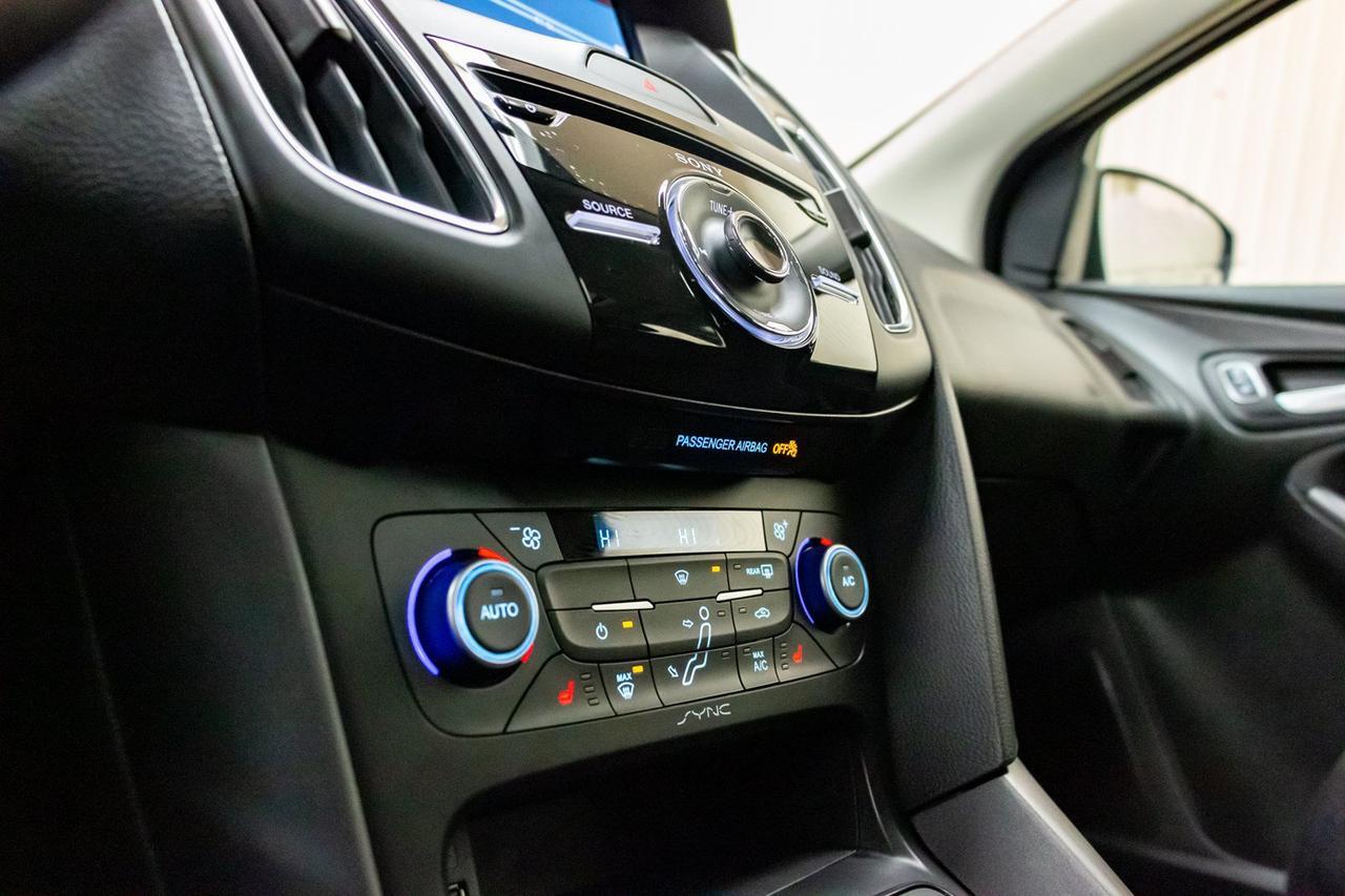 2018 Ford Focus SEL Htachback Nav Roof BCam Red Deer AB