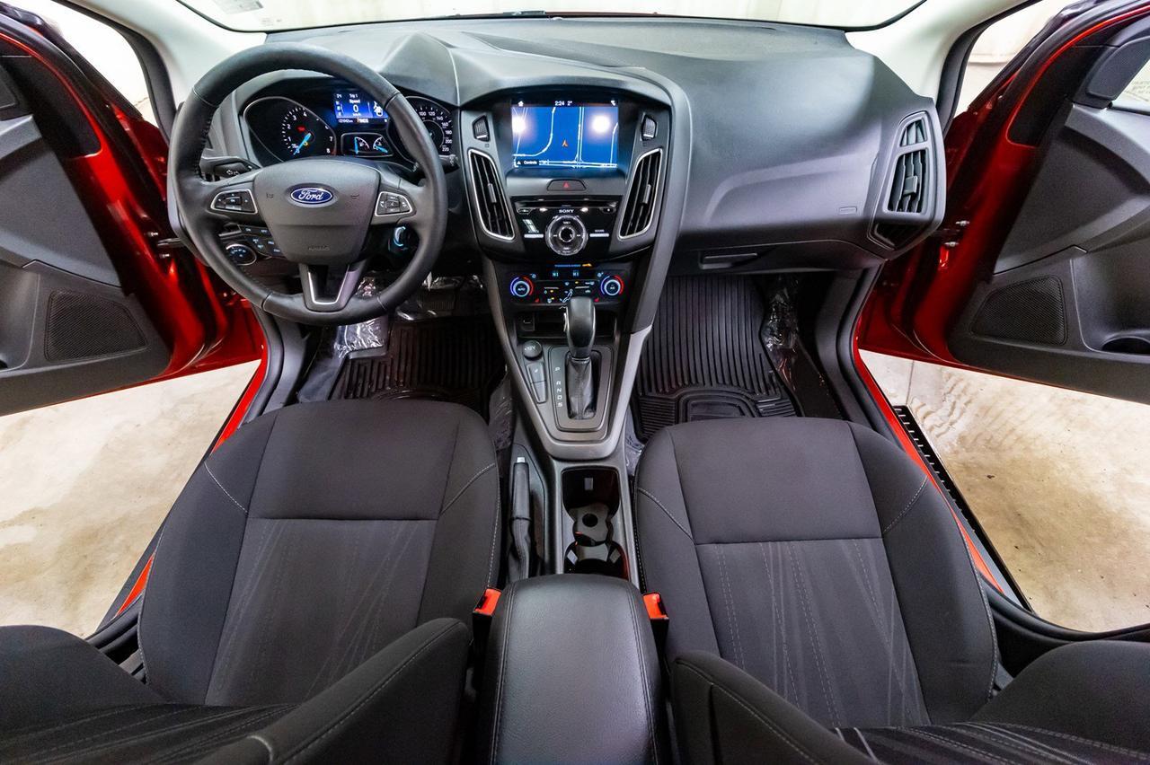 2018 Ford Focus SEL Htachback Nav Roof BCam Red Deer AB