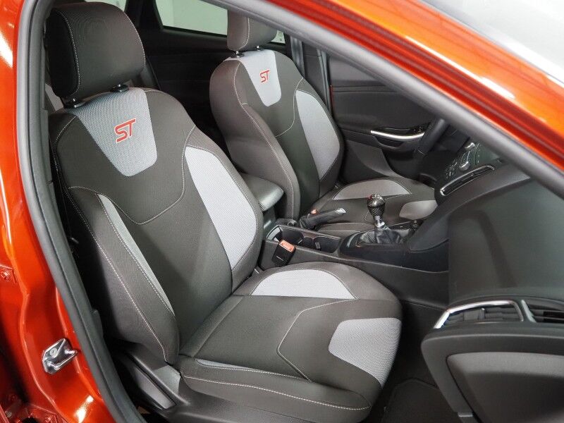 2018 Ford Focus ST *6-SPD MANUAL, 2.0L ECOBOOST, BACKUP-CAMERA, CRUISE CONTROL, SPORT SEATS, MULTI-FUNCTION STEERING WHEEL, KEYLESS ENTRY, PERFORMANCE EXHAUST, BLUETOOTH PHONE & AUDIO