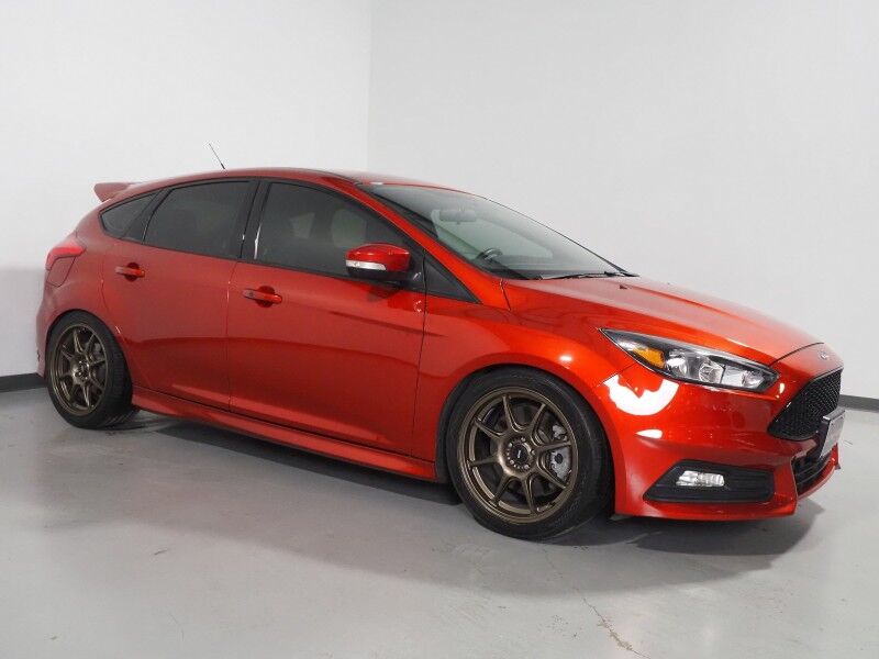 2018 Ford Focus ST *6-SPD MANUAL, 2.0L ECOBOOST, BACKUP-CAMERA, CRUISE CONTROL, SPORT SEATS, MULTI-FUNCTION STEERING WHEEL, KEYLESS ENTRY, PERFORMANCE EXHAUST, BLUETOOTH PHONE & AUDIO
