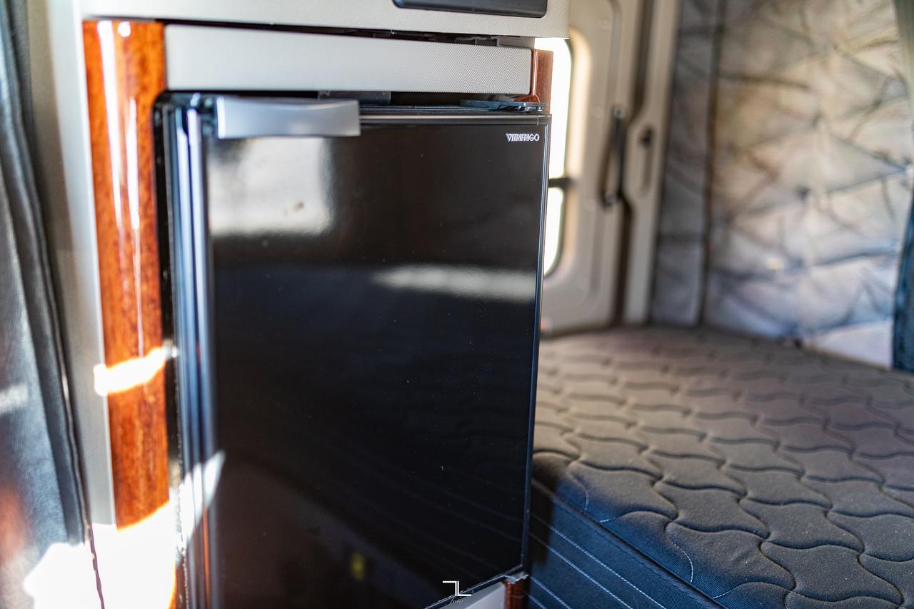 2018 Freightliner Cascadia Evolution 125 Tractor Sleeper Red Deer AB