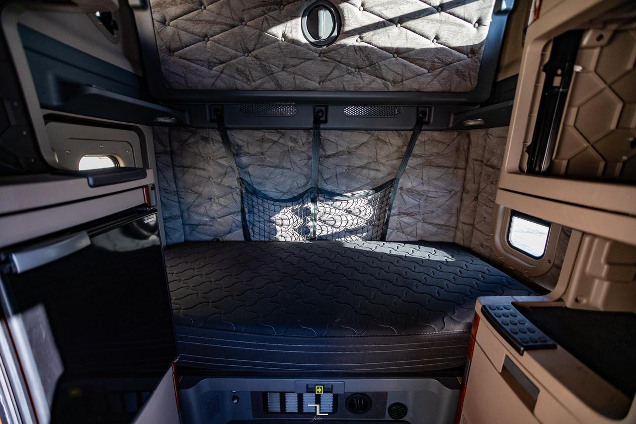 2018 Freightliner Cascadia Evolution 125 Tractor Sleeper Red Deer AB